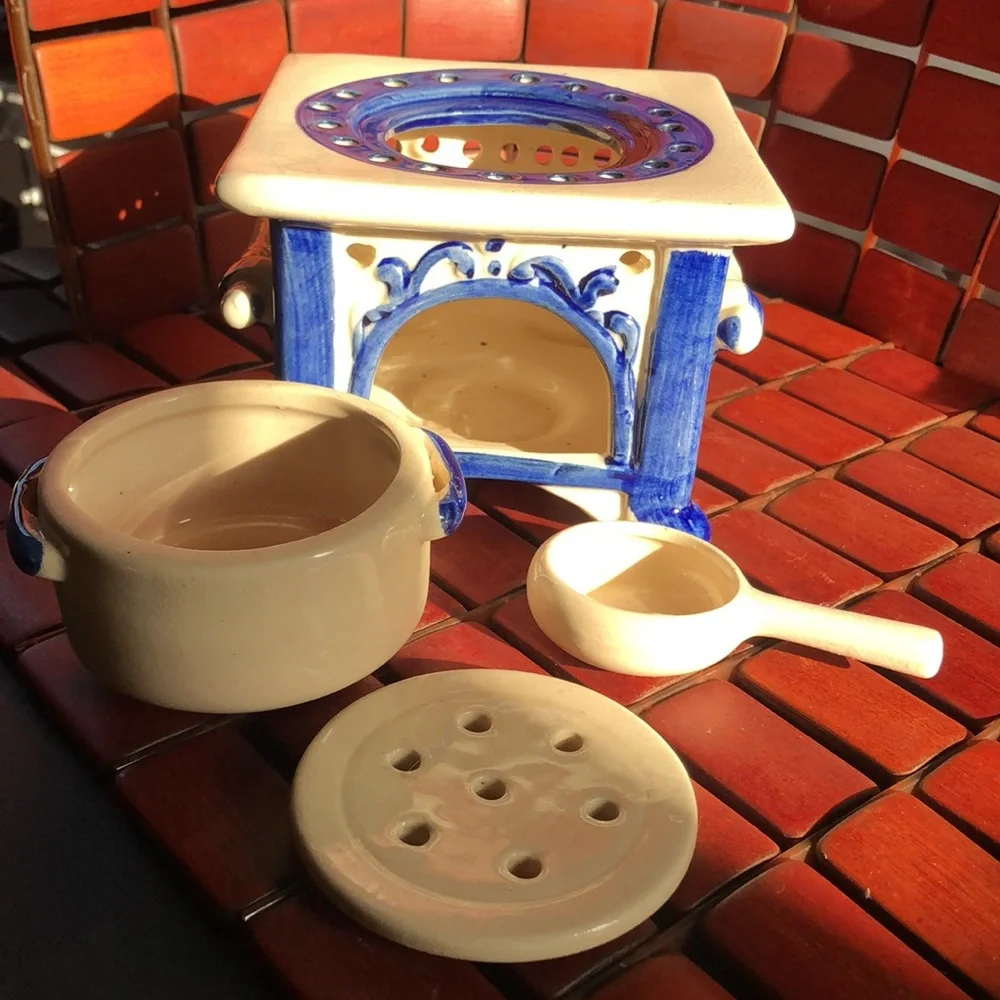 RARE, COUNTRY- COTTAGE STYLE WAX BURNER. Vintage. Blue and white pottery. - Picture 9 of 10